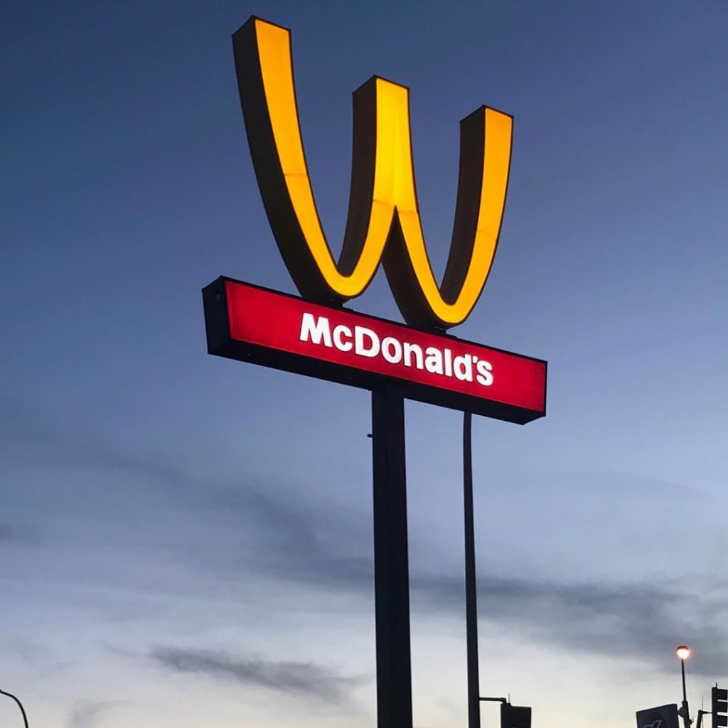 McDonald's retourne son logo pour la Journée de la Femme