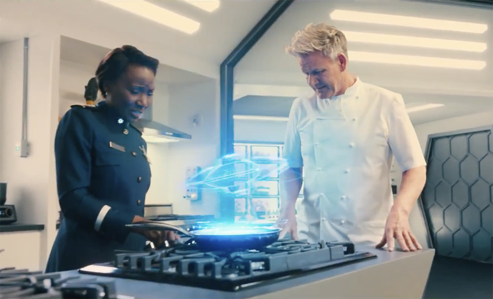 Gordon Ramsay découvre une poêle “venue d’ailleurs” dans la pub Super Bowl de HexClad