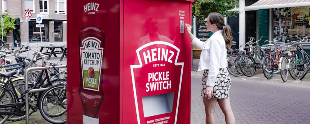 dans-ta-pub-heinz-distributeur-ketchup-cornichons-2