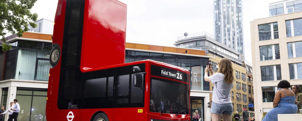 dans-ta-pub-samsung-plie-londres-deux-urbain-ambient-galaxy-fold-1